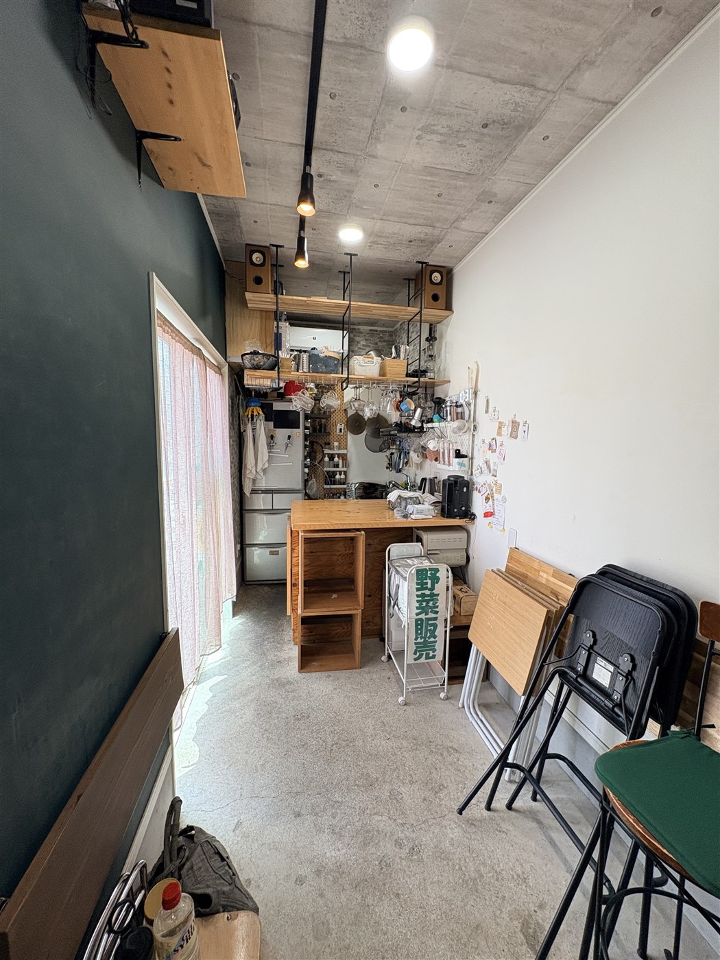 木のカウンターと緑の壁があるハッピーラボの店内